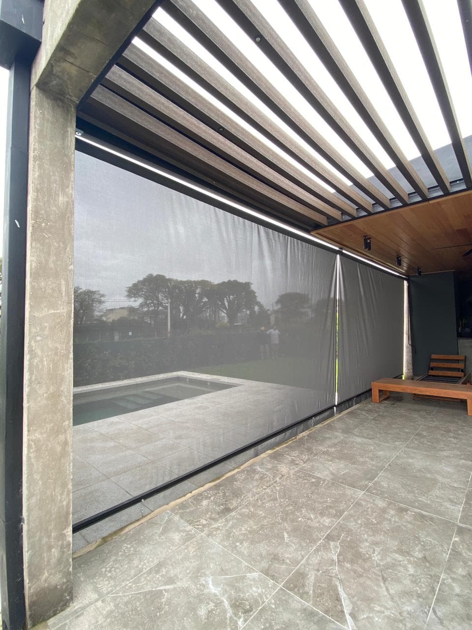 Toldo vertical screen visto desde una galería con pileta